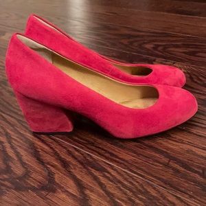 SÖfft red suede block pump! Never been worn!!